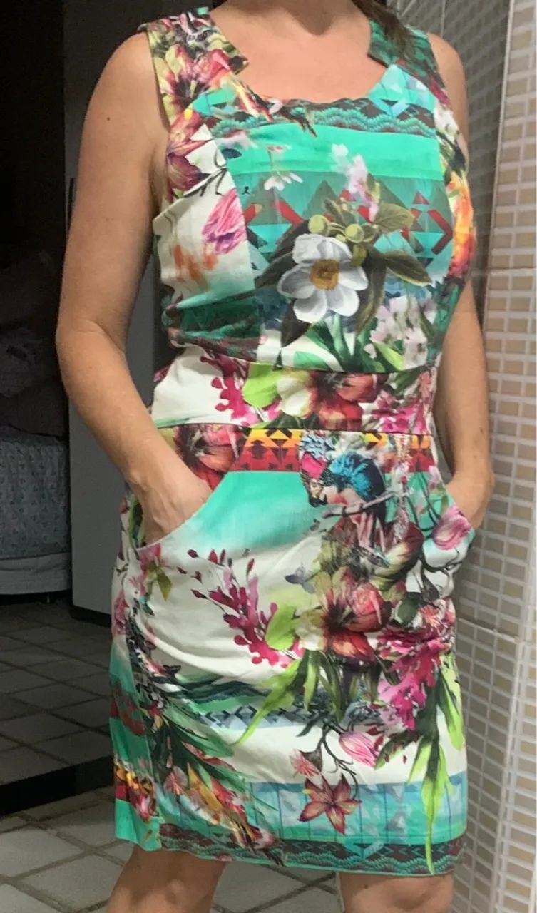 Vestido floral vibrante com bolsos - Elegância e estilo!