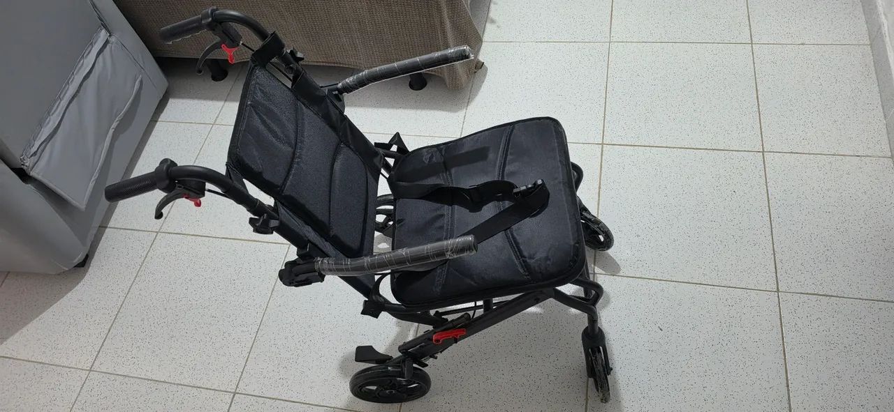 Cadeira de roda para idoso compacta