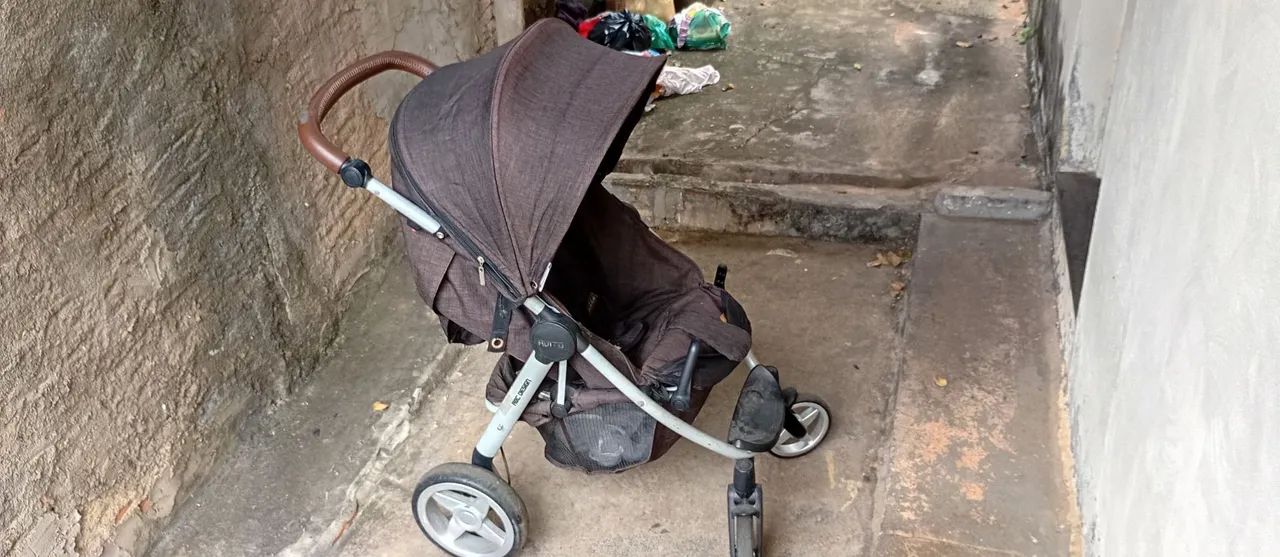 Vendo carrinho de bebê marca  avito 