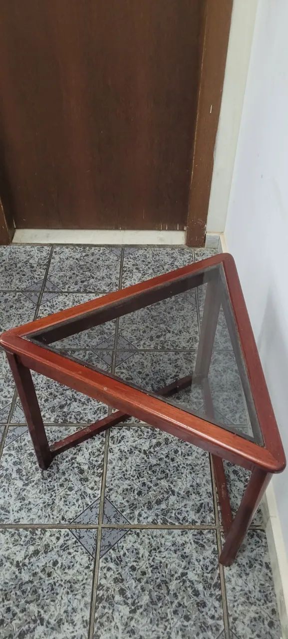 Mesa de centro triangular com tampo de vidro - Foto 3