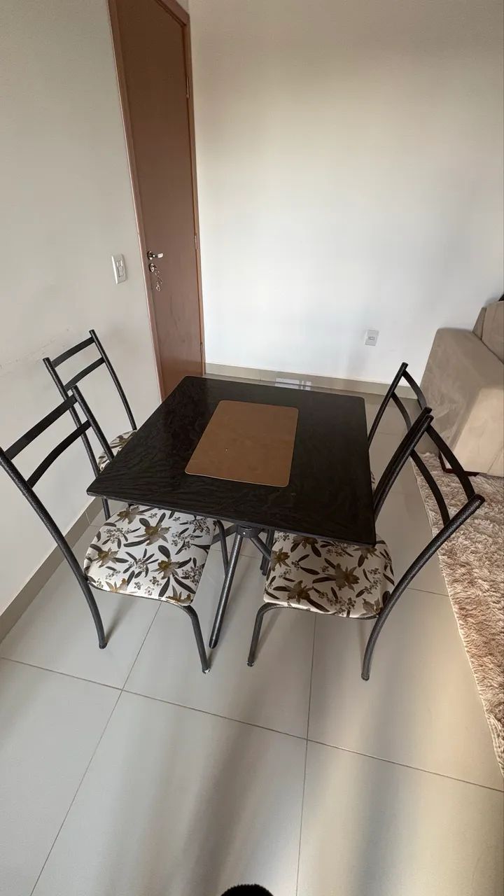 Vendo mesa com cadeiras  - Foto 2