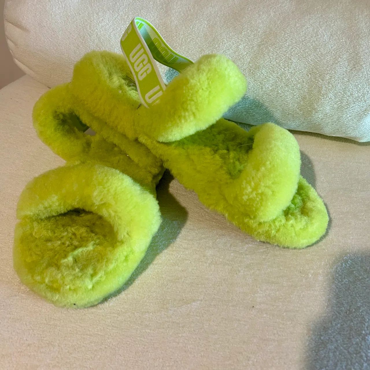 Sandalia UGG Fluff - Foto 3