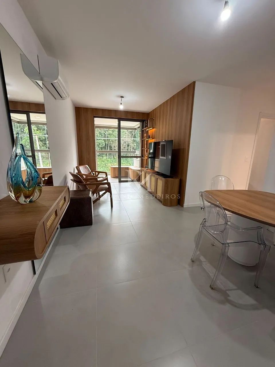 Apartamento mobiliado e decorado com 2 quartos no Cacupé, Florianópolis