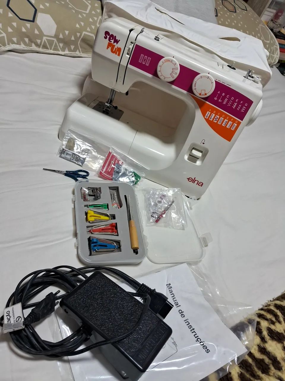Máquina de costura com acessórios  - Foto 2