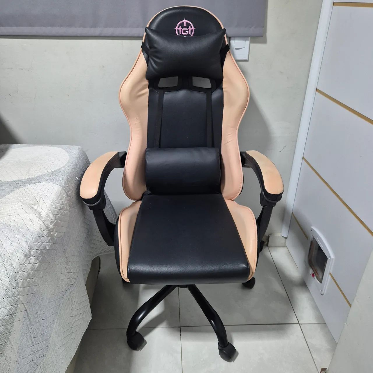 Black gaming chair with light pink