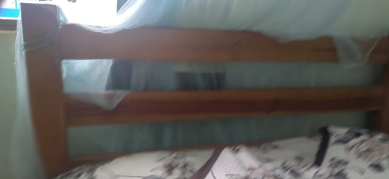 Cama de casal em madeira estilo porteira