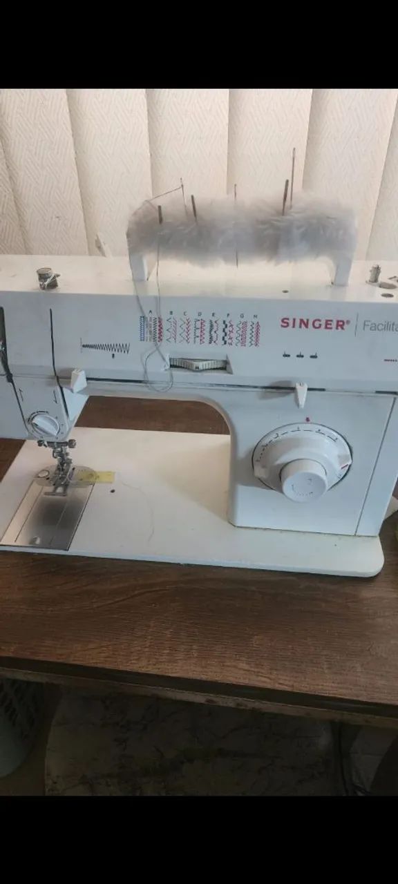 Máquina de costura Singer facilita reta e zigzag 