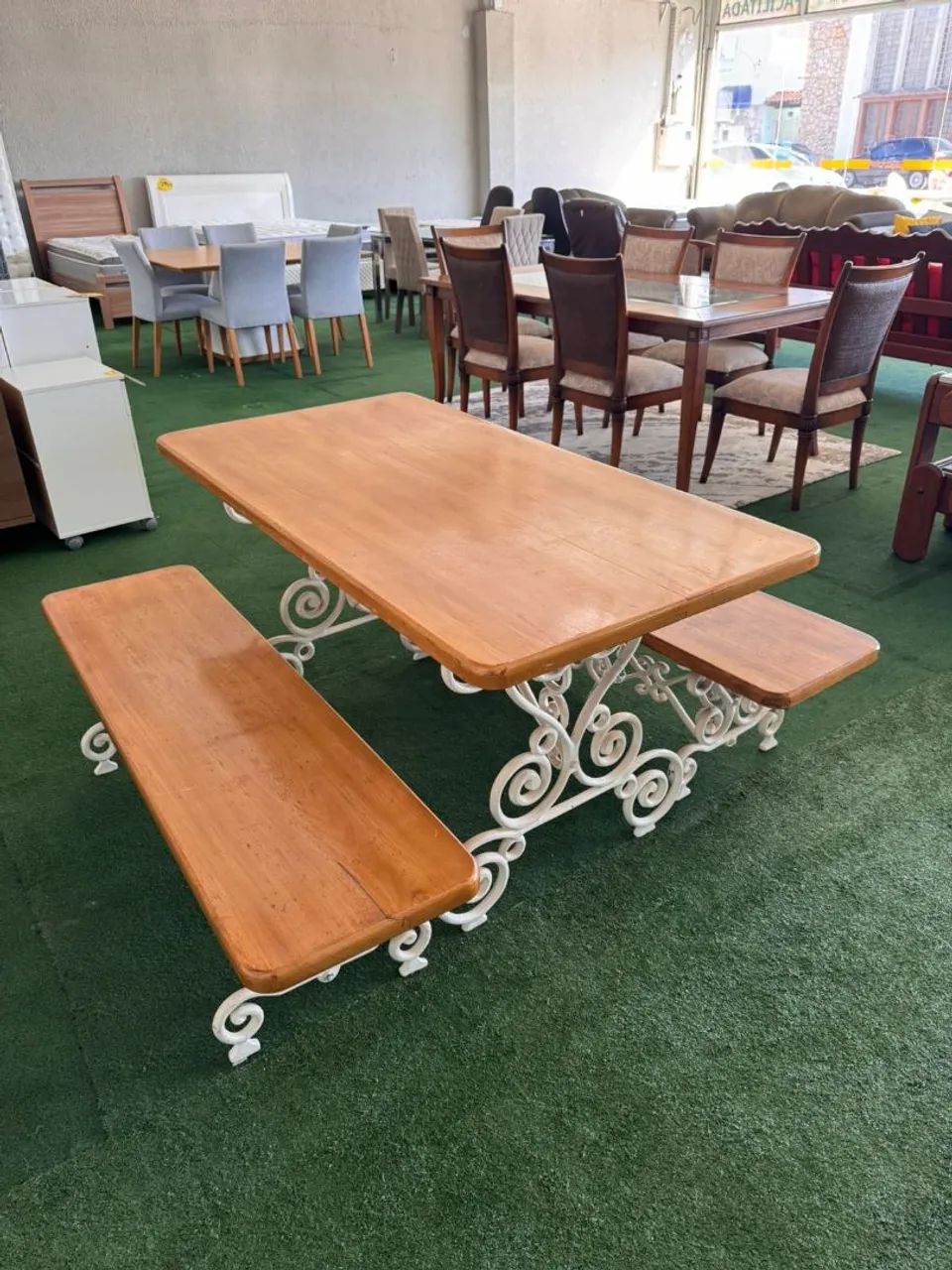 Mesa de madeira com base de ferro 2 bancos - Foto 2
