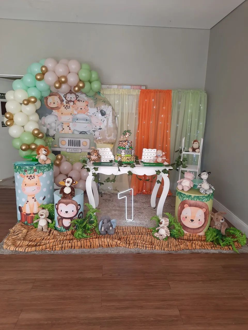 Decorações infantis montadas no local com arco de balões  - Foto 5
