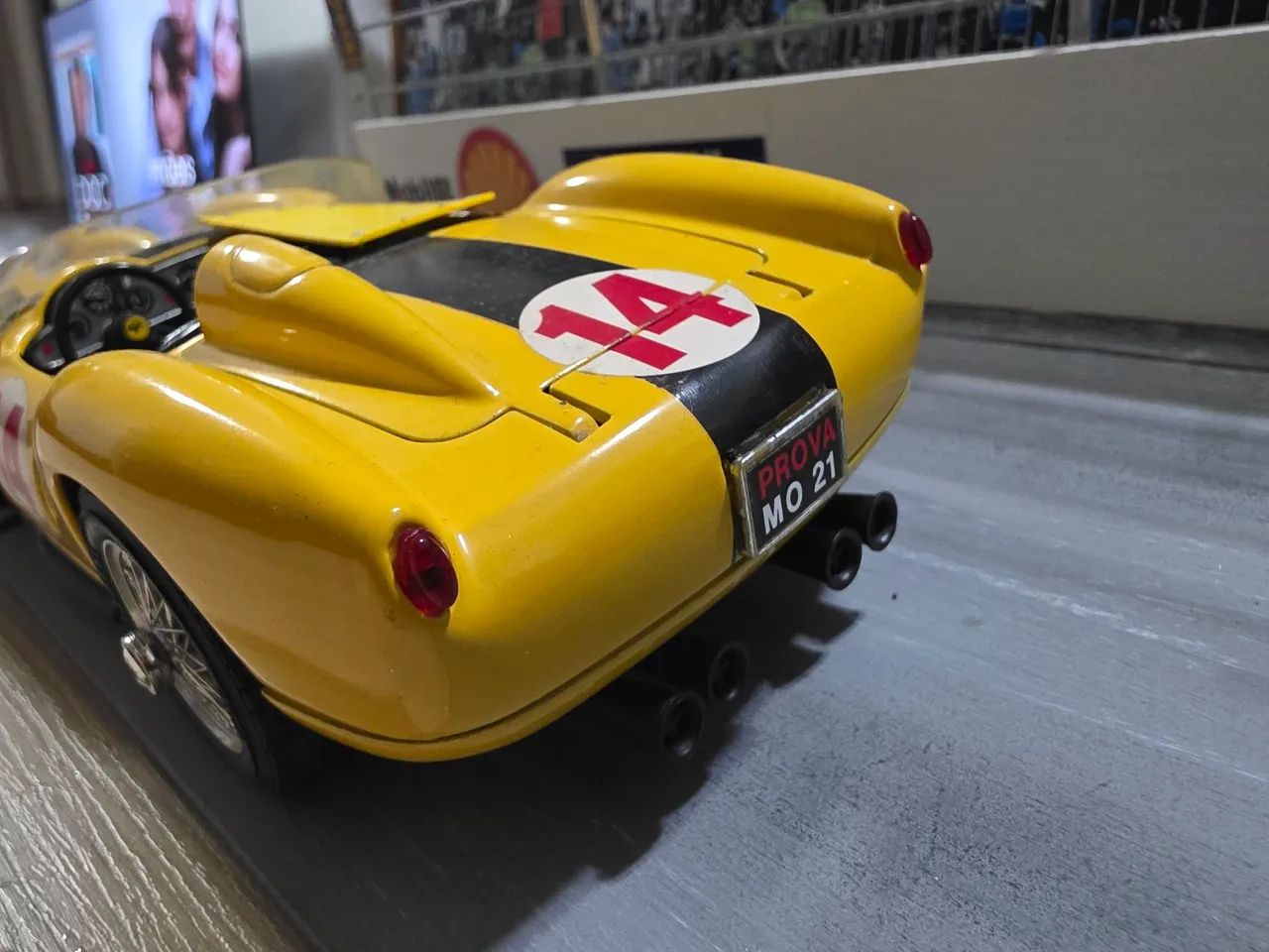 Miniatura 1.18 Ferrari Testarossa edição de aniversário Burago