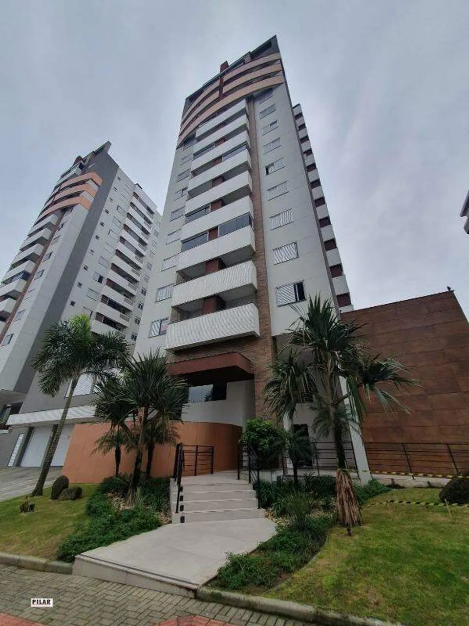 Apartamento com 03 dormitórios semi-mobiliado para locação