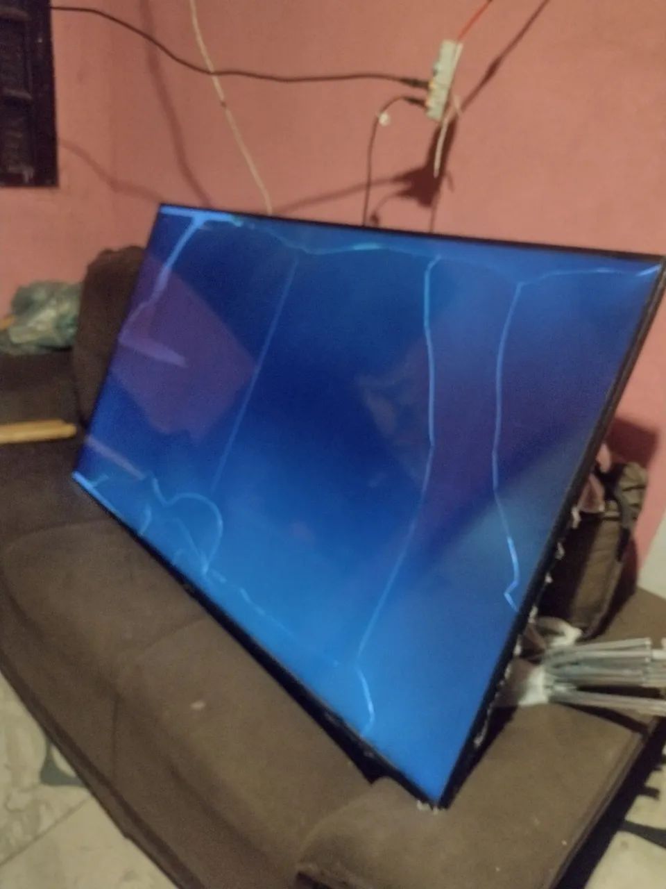 Vende-se uma televisão de 65 polegadas tela quebrada a televisão liga e fala - Foto 4