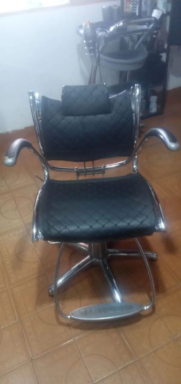 Vendo cadeira de salão semi nova funcionando normalmente entrgo