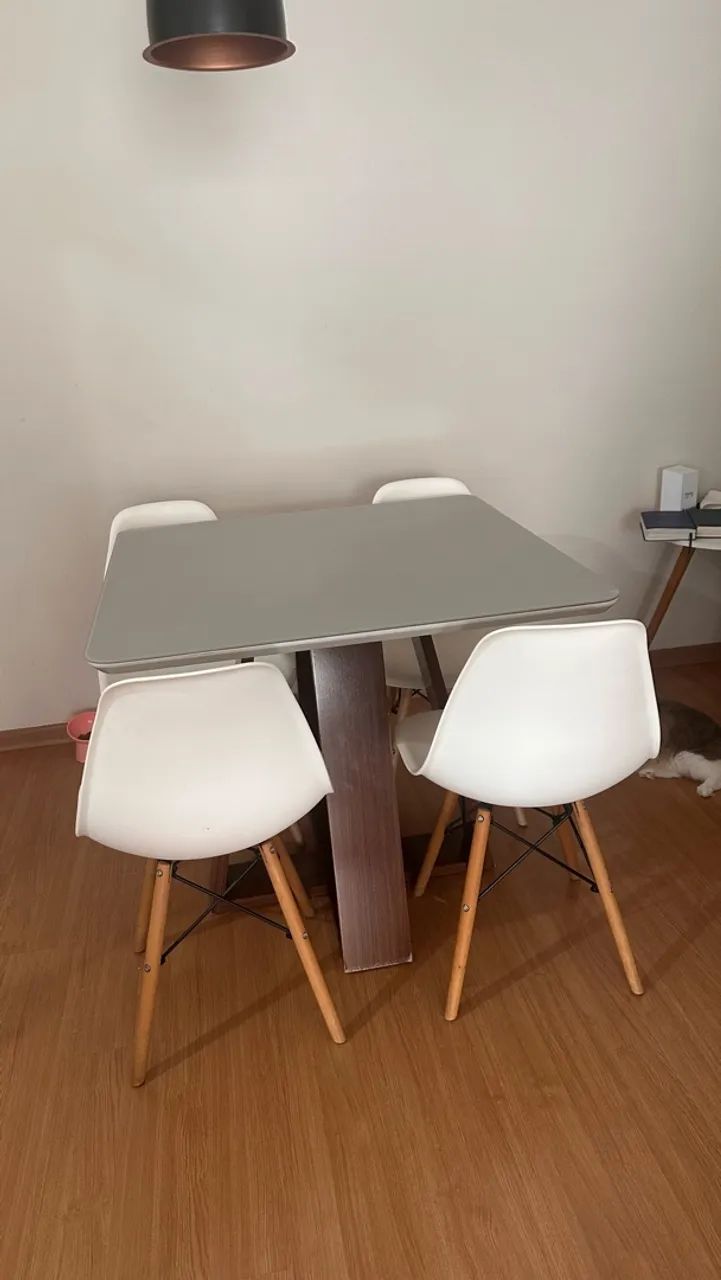 Mesa com 4 cadeiras