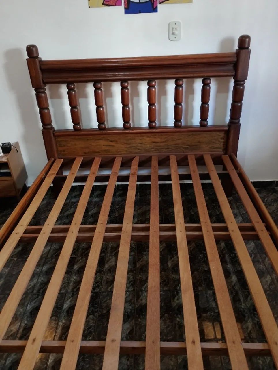 Cama em madeira torneada