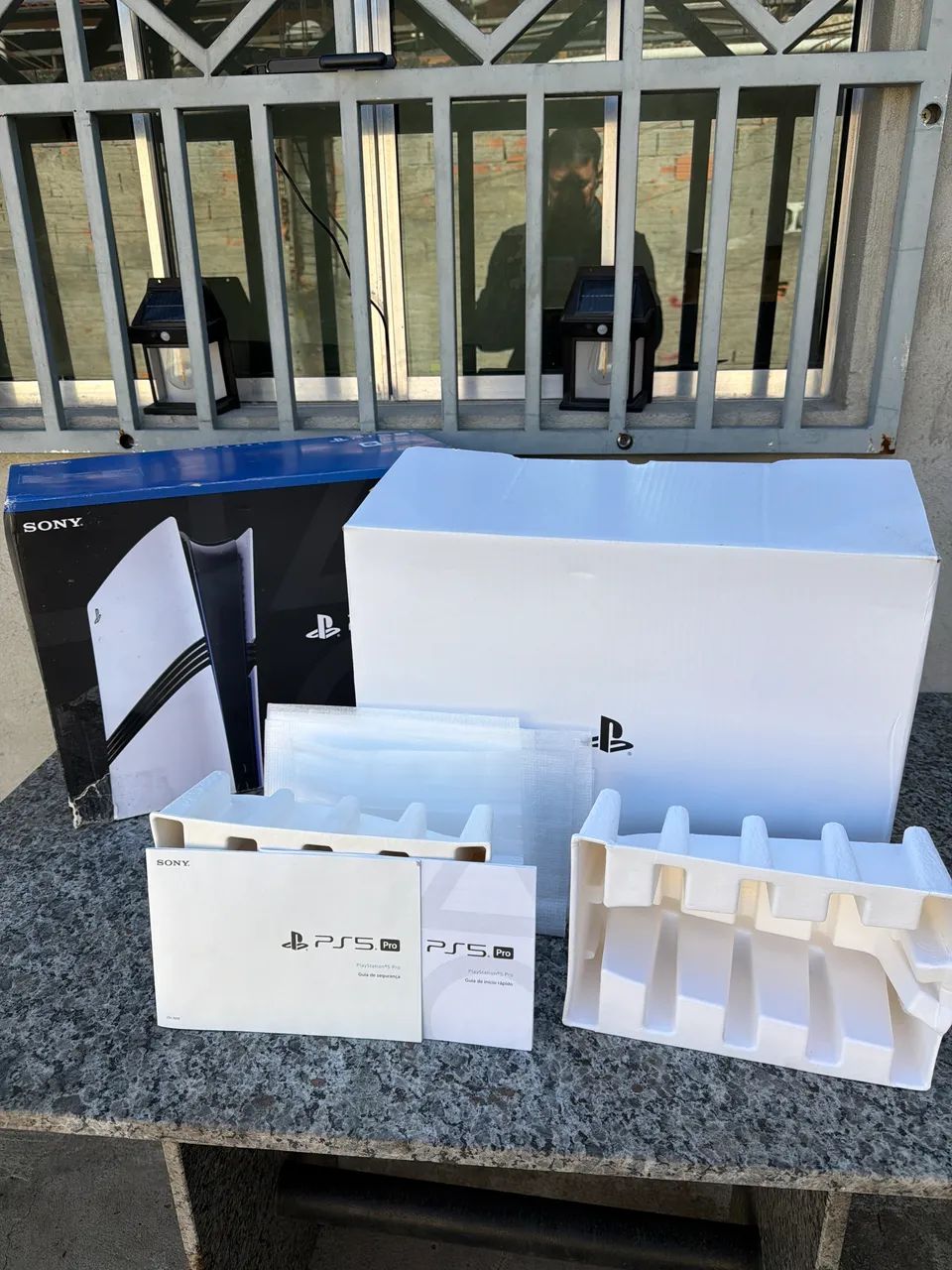 Caixa de PlayStation 5 pro, com luva, berço e manuais. - Foto 4