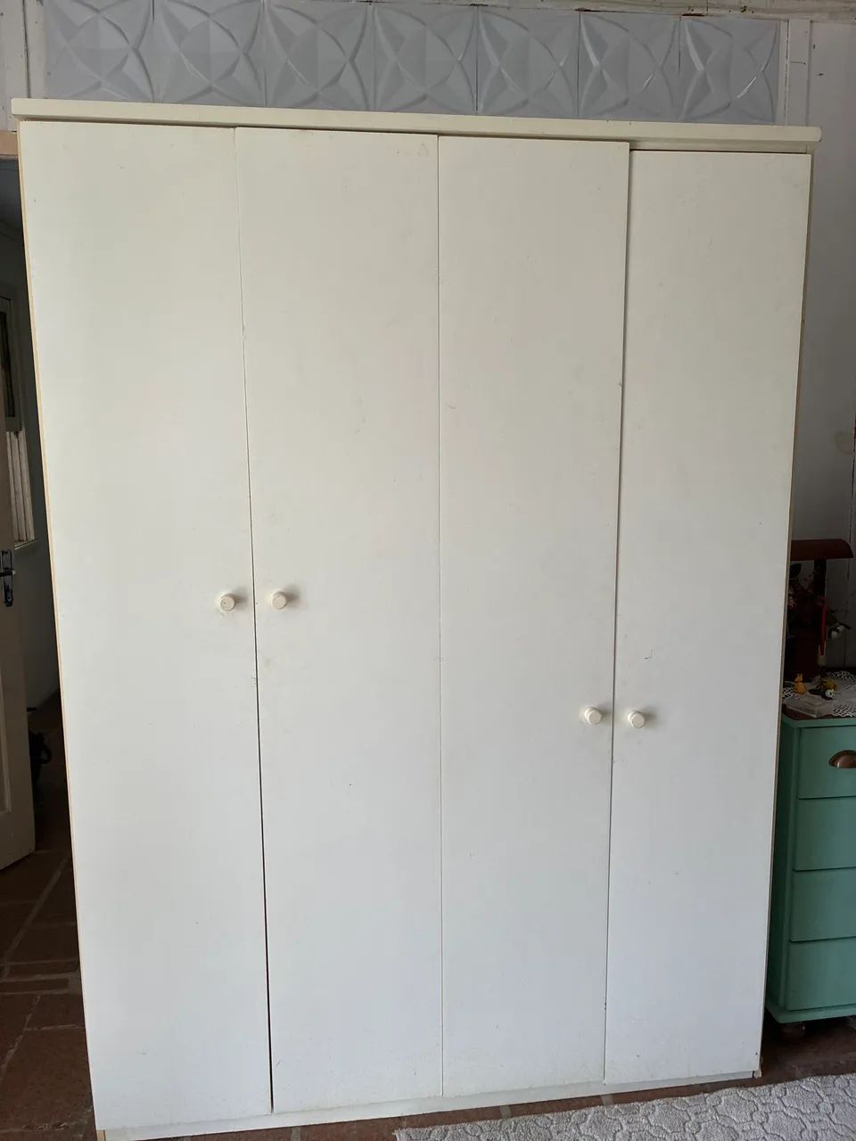 Guarda roupa branco lá