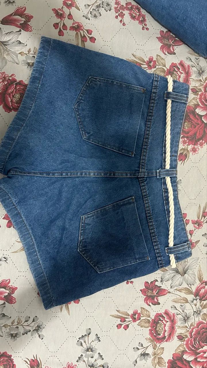 Short Jeans Feminino com Cordão e Flor  - Foto 2