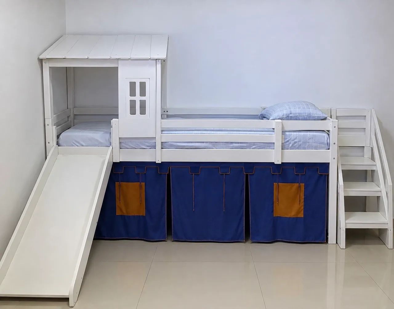 Cama infantil elevada com escorregador e escada 