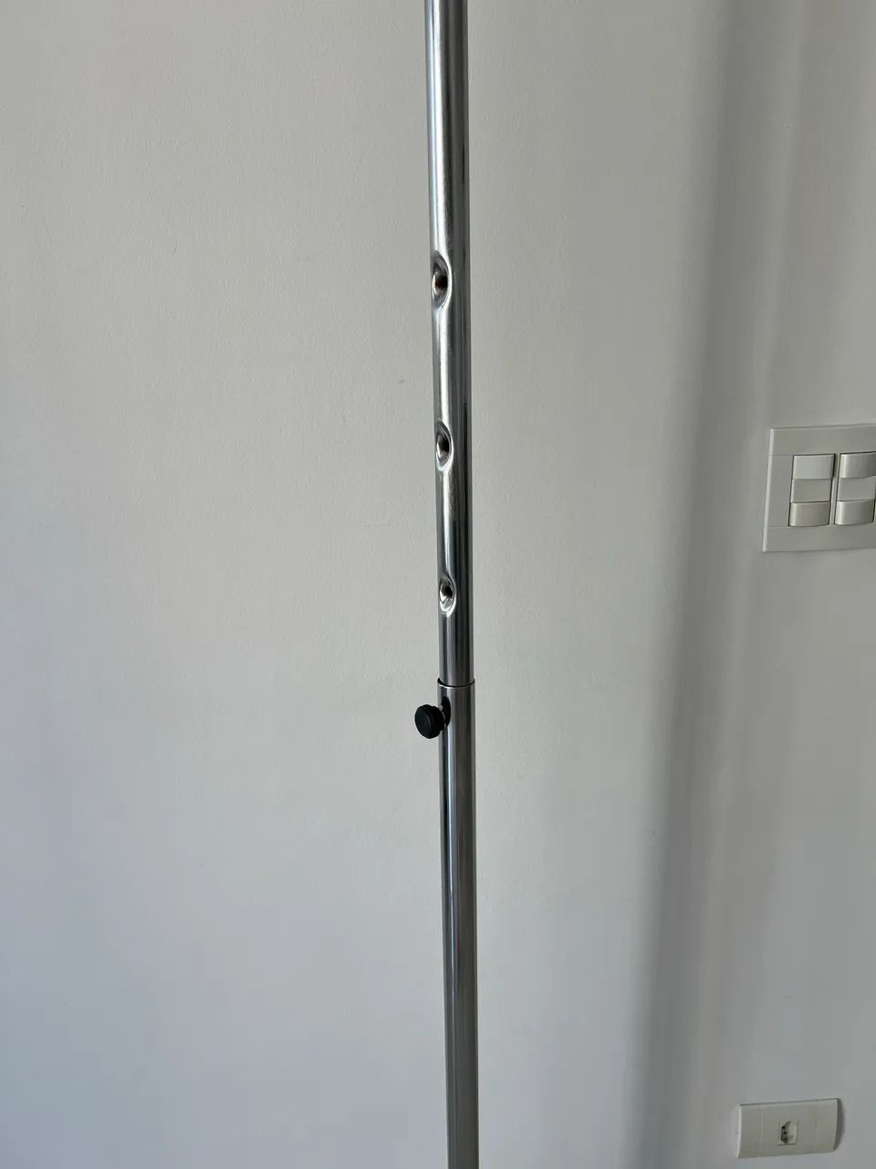 Arara de Roupas de Chão Cromada - Regulável e com Rodinhas (Perfeito Estado) - Foto 3