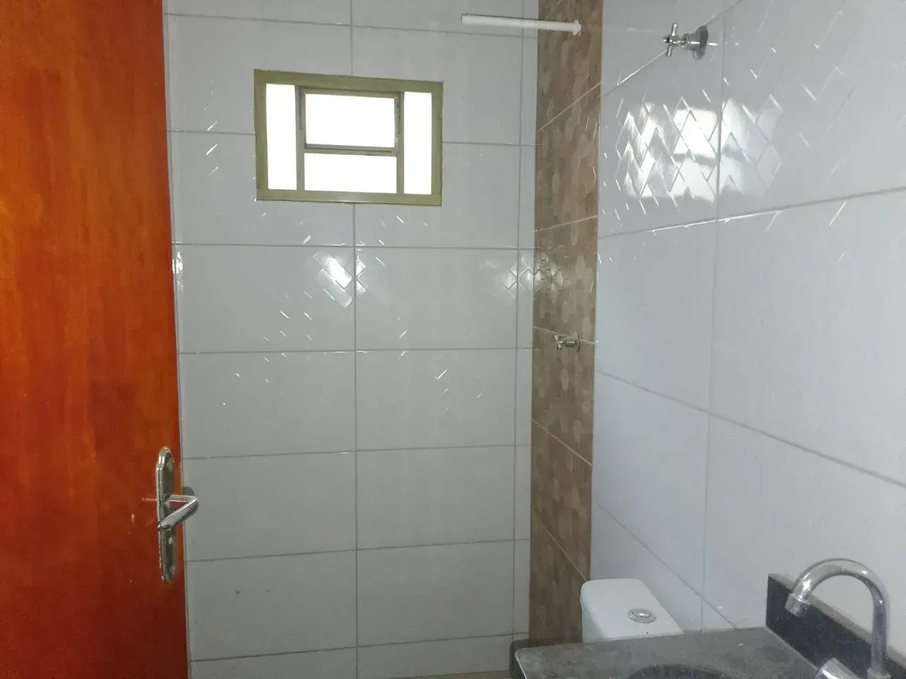 CASA COM DOIS QUARTOS SENDO UM SUITE SALA CONZINHA E GARAGEM - Foto 5