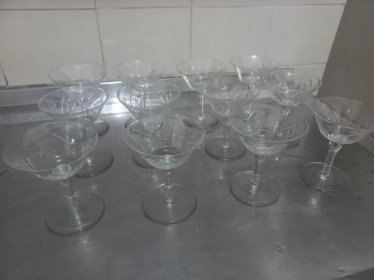 Conjunto de 12 copos desenhados