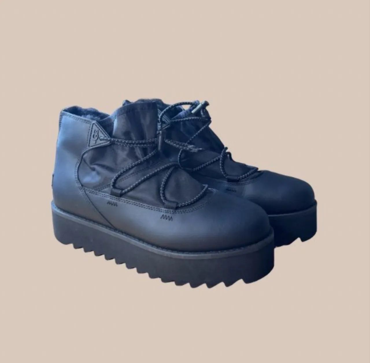 Bota Feminina - Marca: UGG - Importada USA - Nova - Foto 2