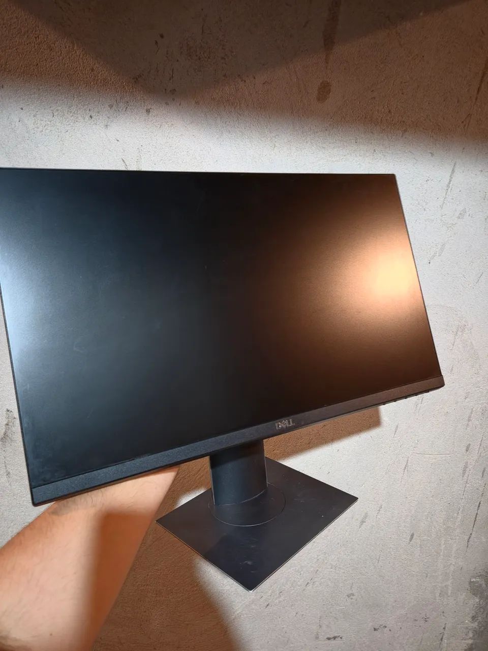 Monitor Dell 22" com 4 portas USB, ajuste vertical e horizontal.