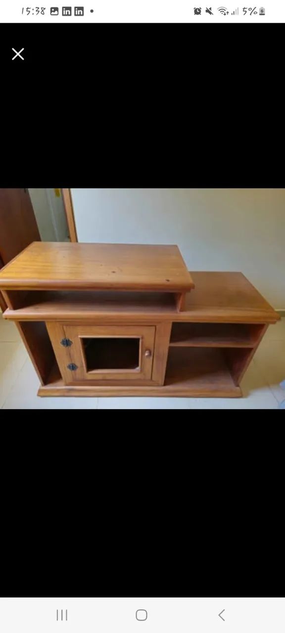 Rack de maneira maciça com rodinhas de silicone embaixo.