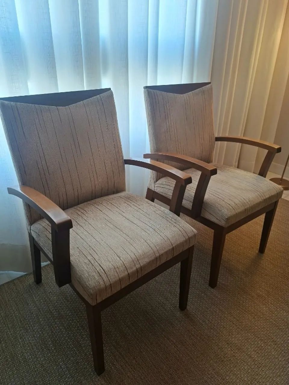 Par de poltronas de madeira estofadas - Elegantes e confortáveis - Foto 2