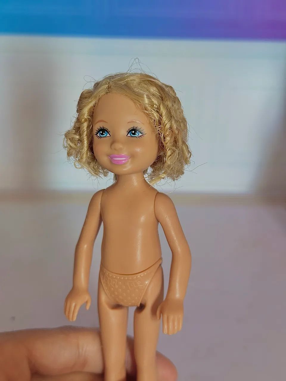 Boneca Chelsea Kelly Barbie cabelos cacheados corpinho estica - Foto 2
