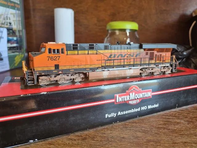 LOCOMOTIVA INTERMOUNTAIN HO ES44 BNSF DCC E SOM - Foto 4
