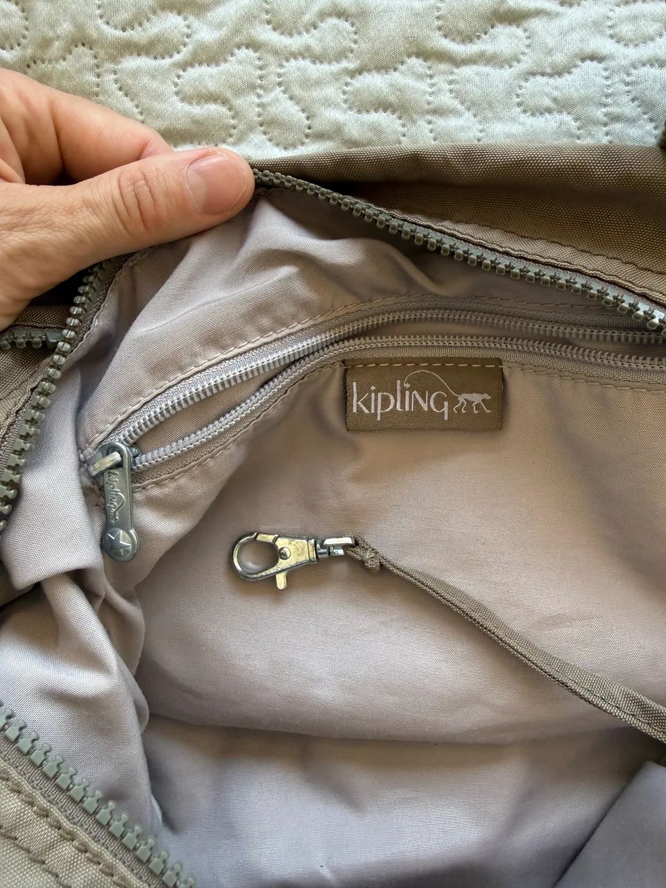 Bolsa Kipling original com macaquinho e alça longa - Foto 5