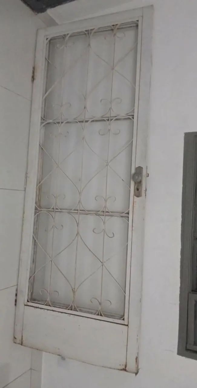 Vendo esta porta de ferro com vidro: Valor 100$