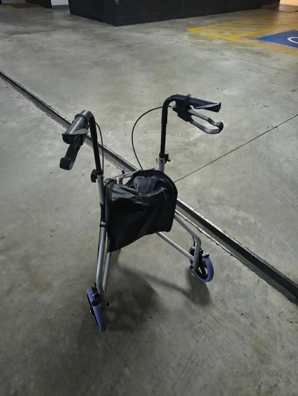 Andador 3 Rodas com Porta Objetos e Cesto  - Foto 4