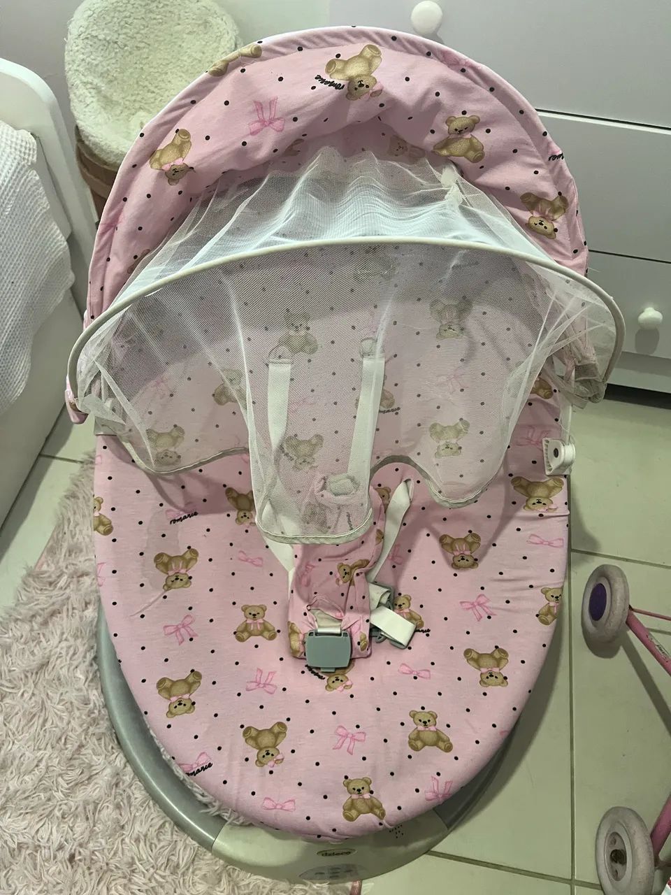 Cadeirinha balança e toca 