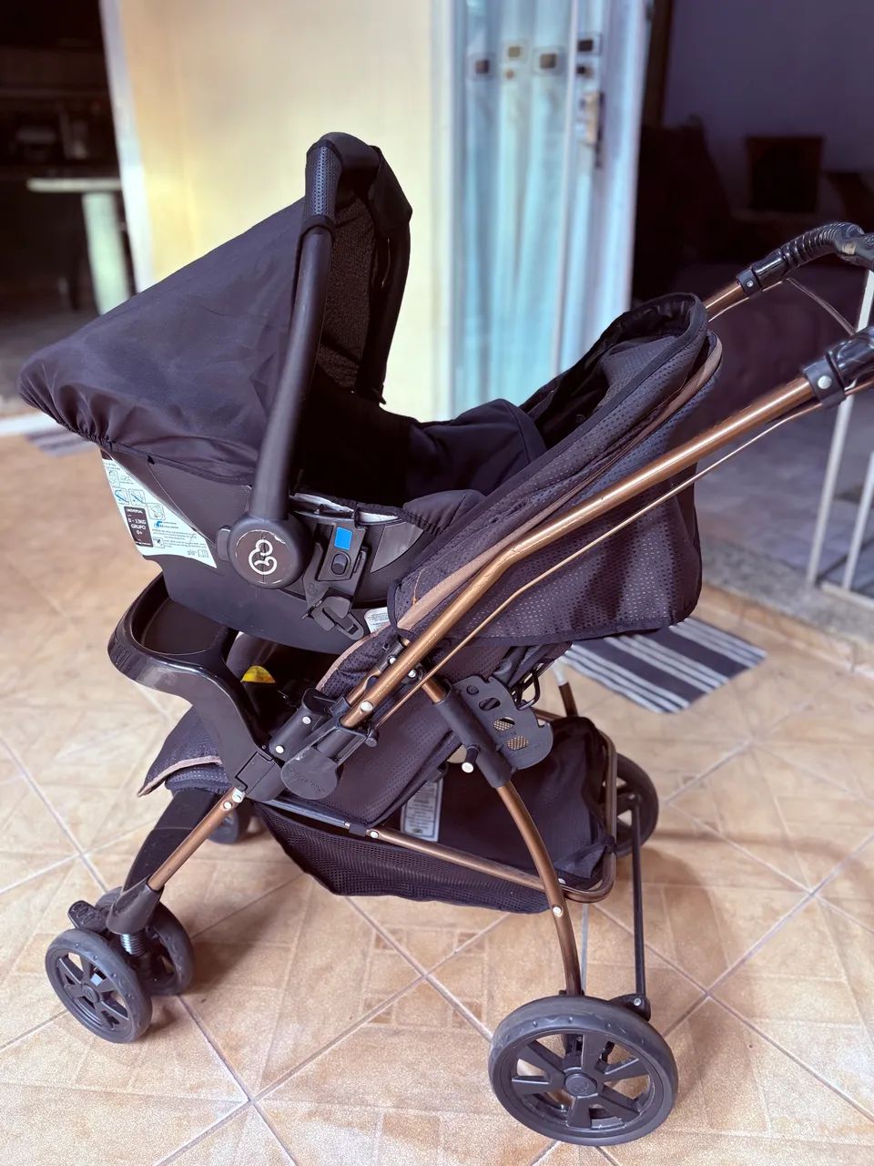 Carrinho + bebê conforto 