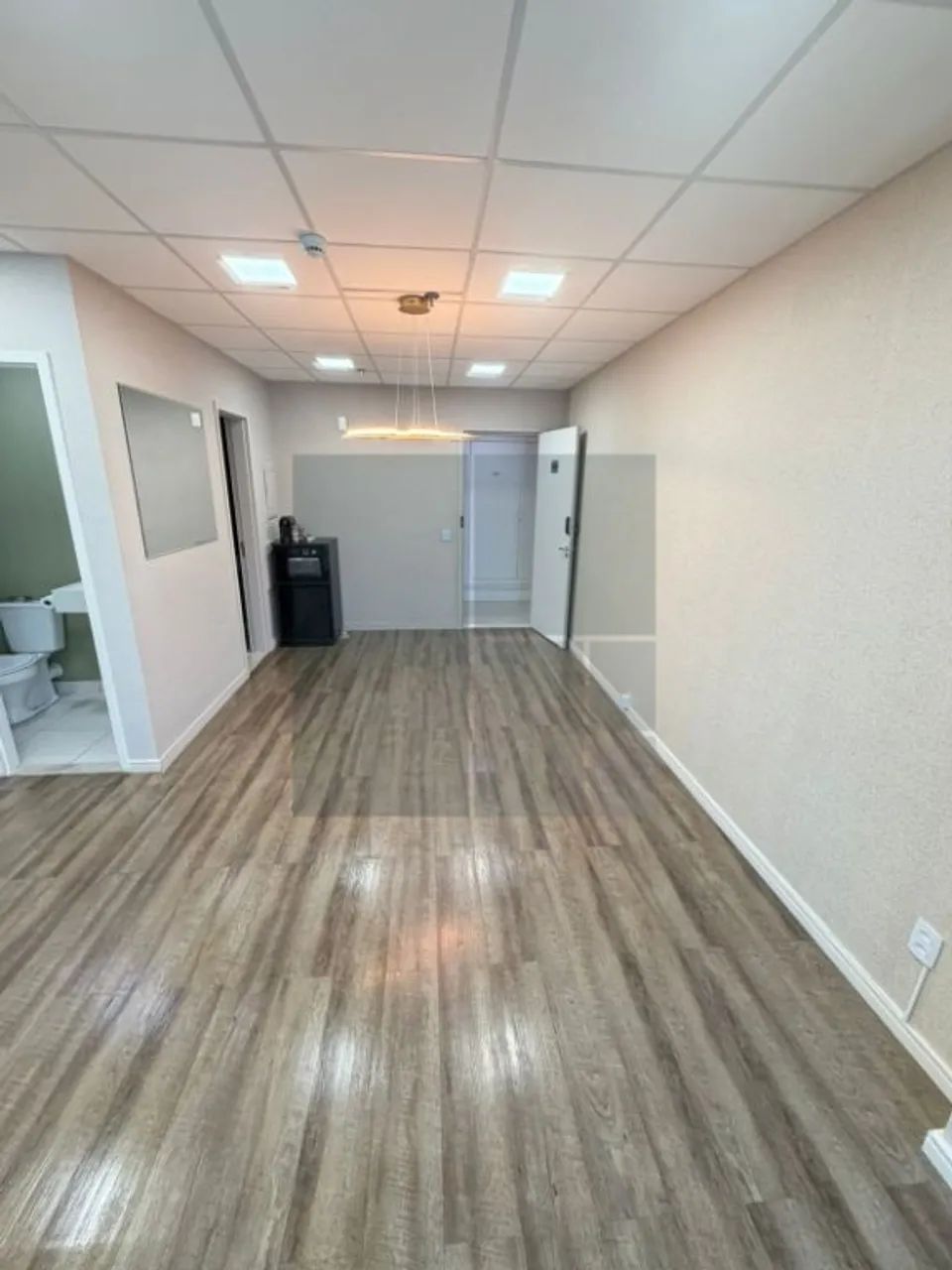 Sala Comercial Equipada no Condomínio Praça Pamplona