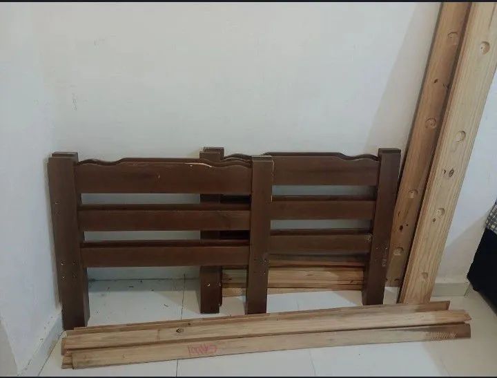 1 cama de solteiro de madeira maciça desmontada 