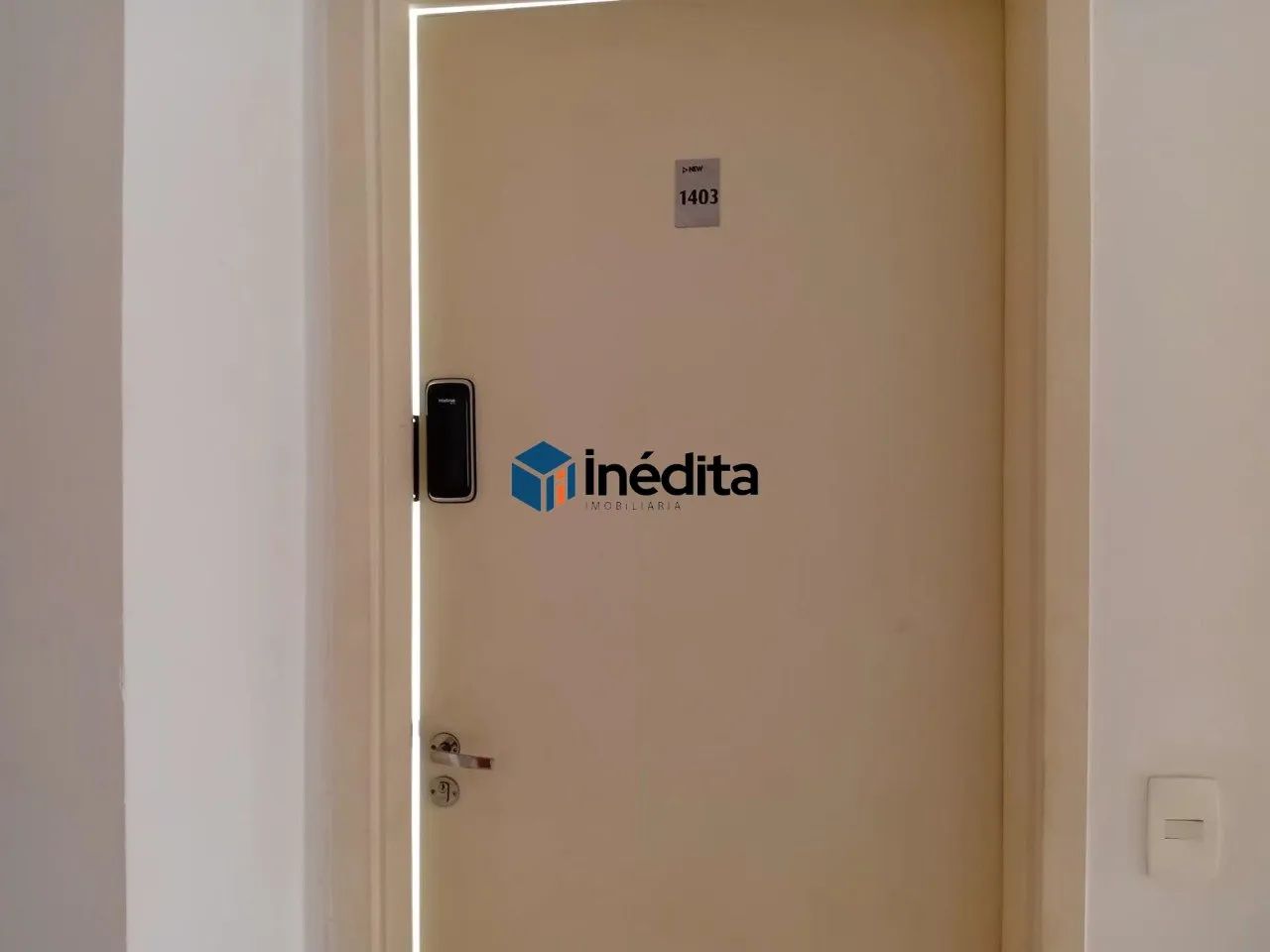 Apartamento com Suíte, Varanda e 65 m² - R$ 1.450/mês