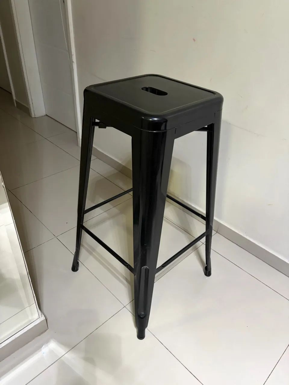 Banqueta alta em aço preta 