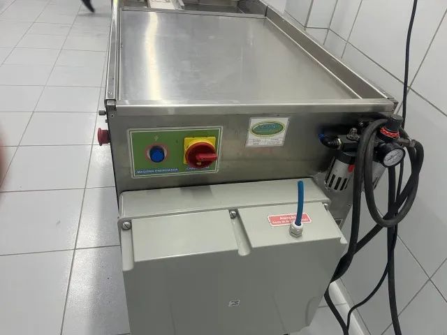VENDO EXCELENTE MÁQUINA DE CORTAR CARNES  SEMI NOVA COM COMPRESSOR - Foto 4