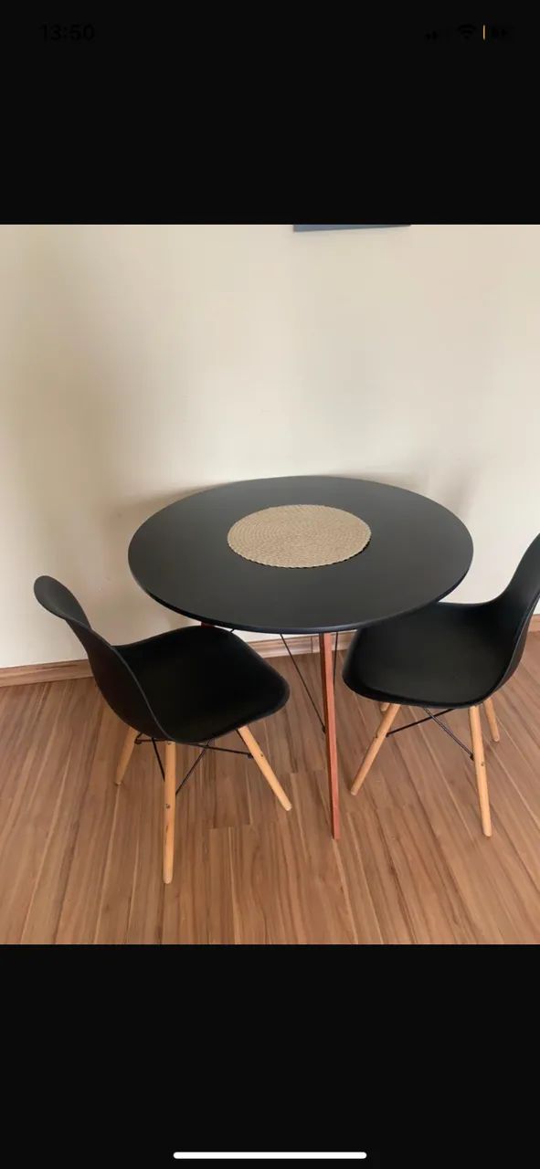 Mesa e cadeiras
