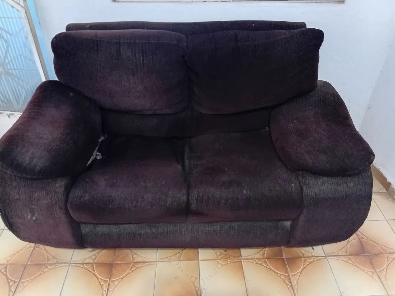 Sofá de veludo com 2 lugares marrom escuro  - Foto 2
