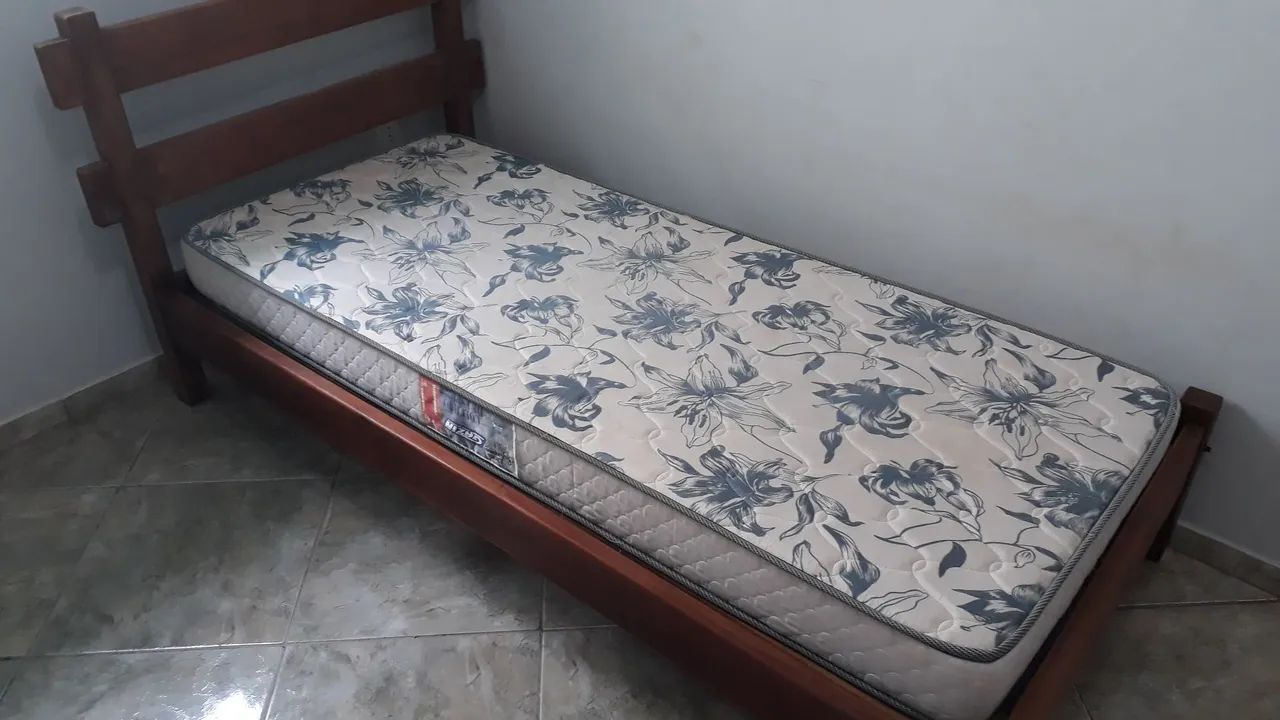 Vendo uma cama de solteiro em madeira com colchão  - Foto 4