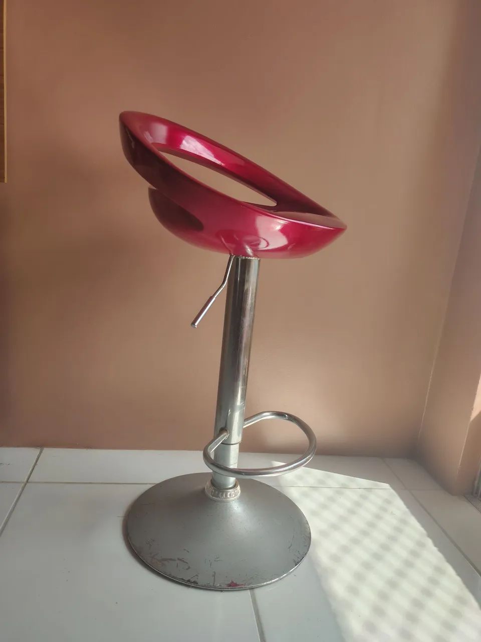 Vende-se banco alto vermelho 