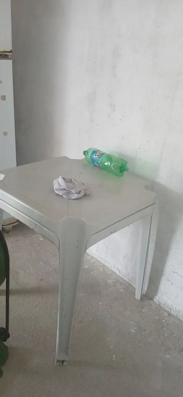 Vendo 2 kit de cadeiras de plástico 