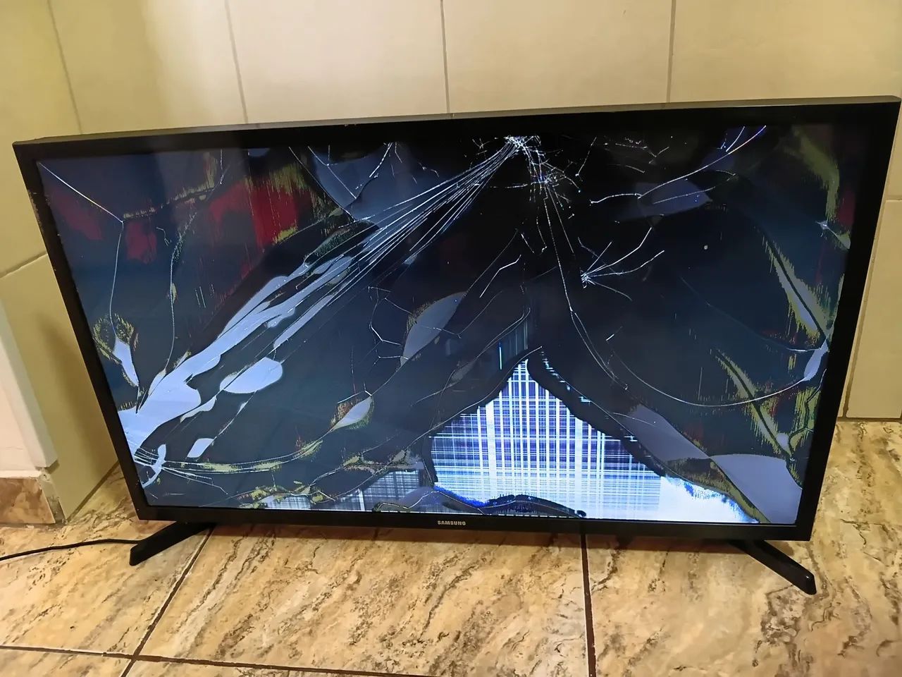 TV Samsung 32 Polegadas UN32N4000AG com tela trincada! Está ligando.