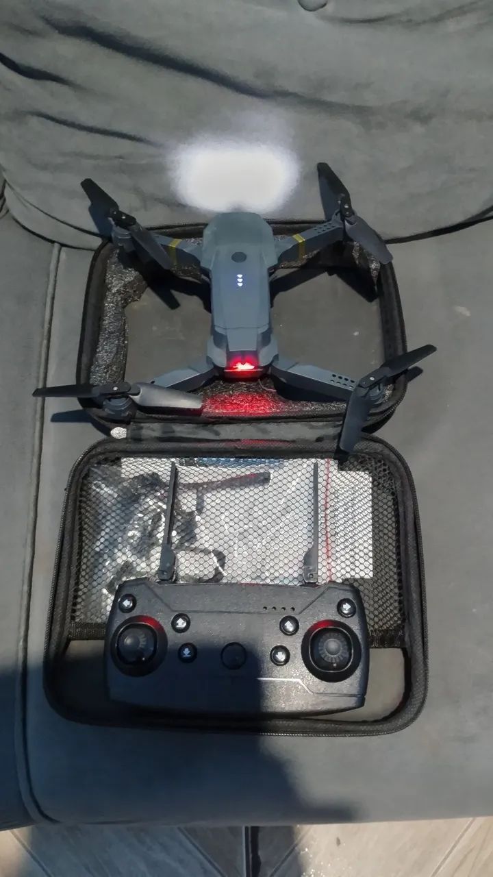 Drone E88 Com defeito leia descrição.