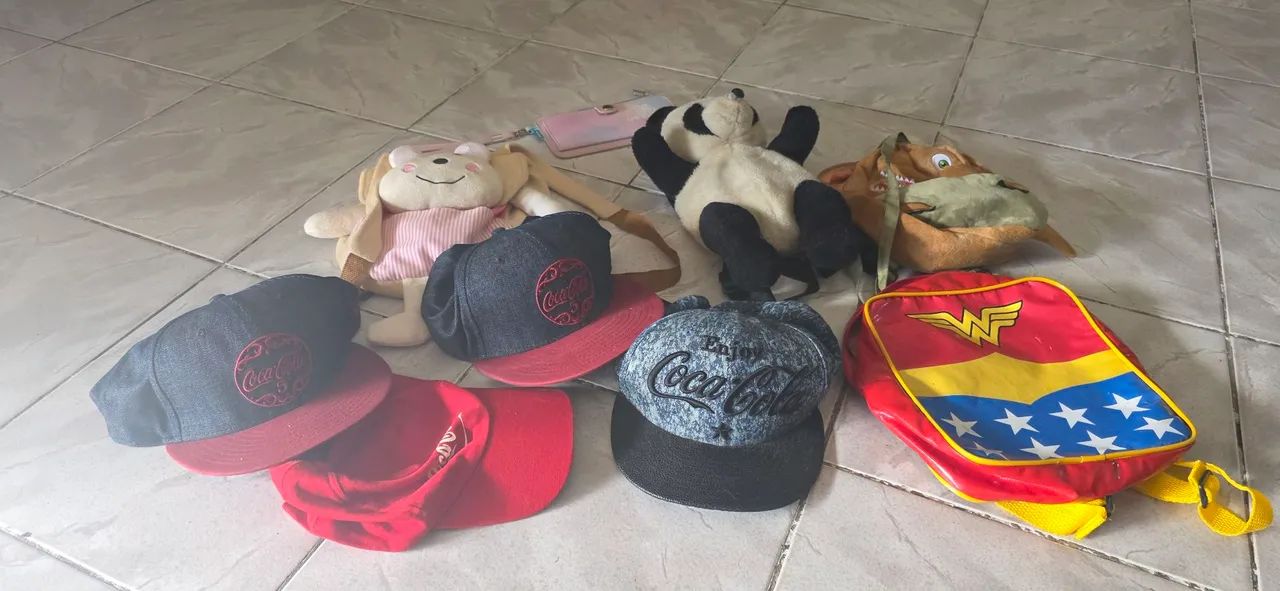 Lote bonés e mochilinhas - Foto 2